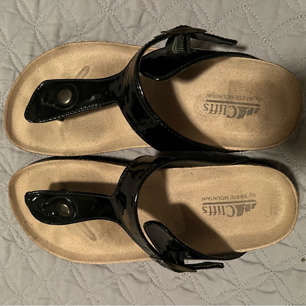 Black Cliffs thong style sandals size 7.5